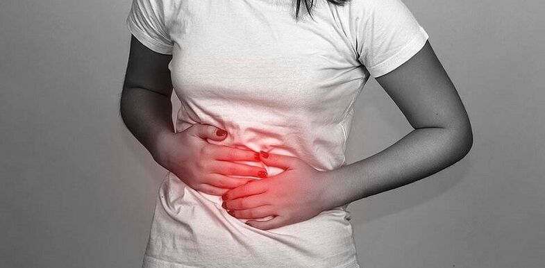 Dolor abdominal como síntoma de la presencia de parásitos en el cuerpo.