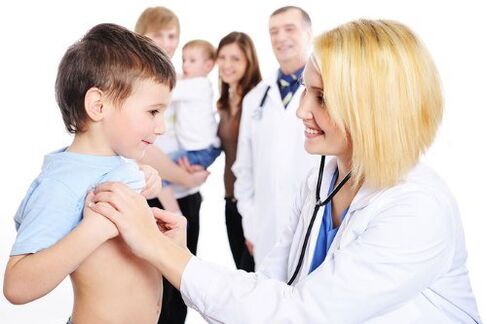El doctor examina a un niño con gusanos
